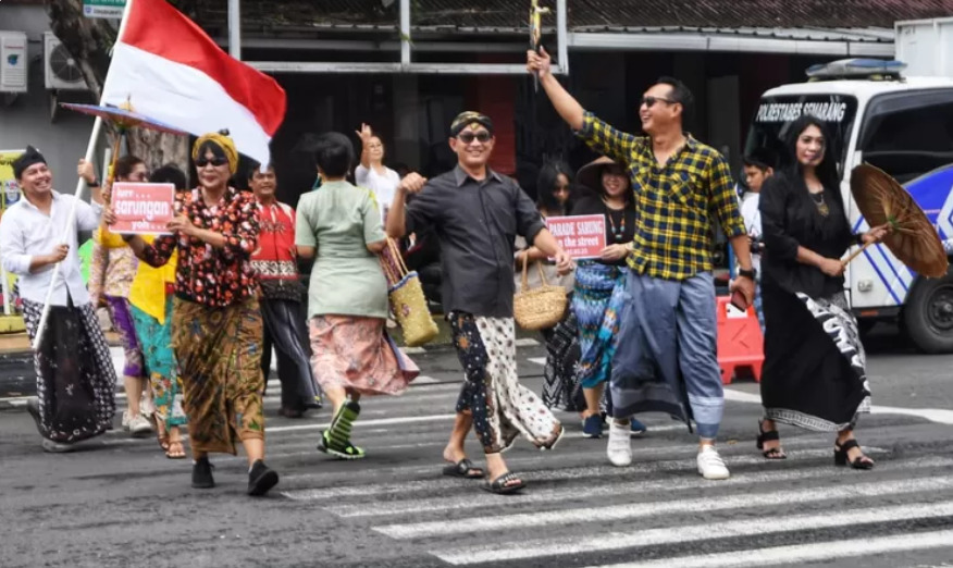 Sarung dan Sepatu: Tatkala Tren Santri Menjejak di Jalanan Urban